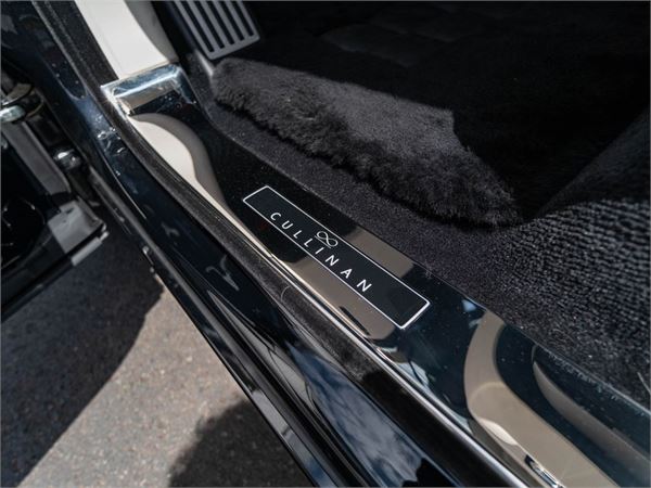 2025 Rolls-Royce Cullinan Black Badge in Black - interior photo 20
