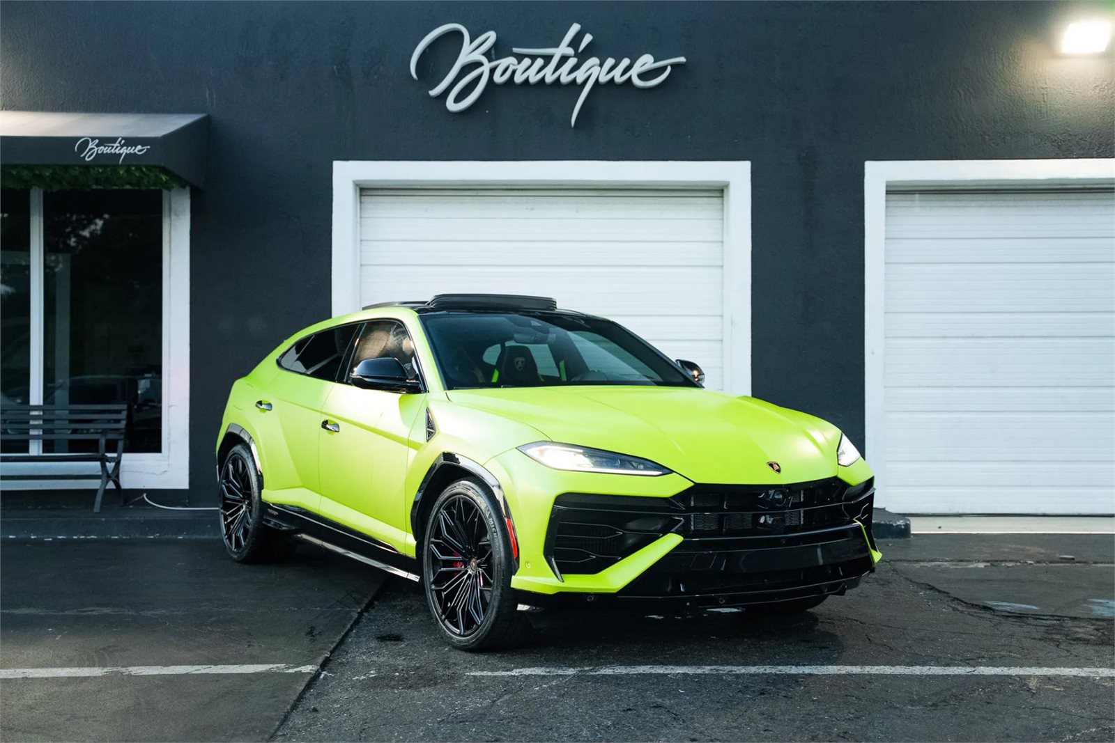 2025 Lamborghini Urus SE in Green - exterior photo 1