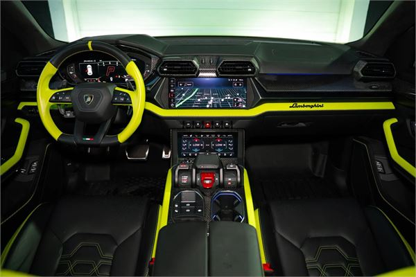 2025 Lamborghini Urus SE in Green - interior photo 22