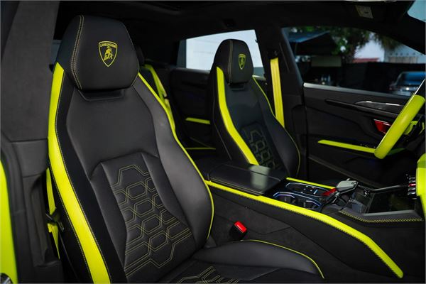 2025 Lamborghini Urus SE in Green - interior photo 19