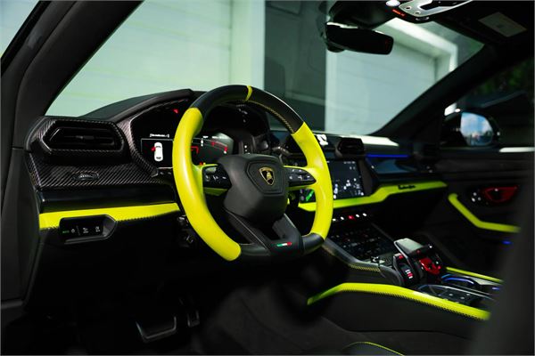 2025 Lamborghini Urus SE in Green - interior photo 13
