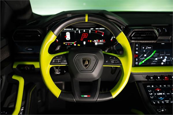 2025 Lamborghini Urus SE in Green - interior photo 23