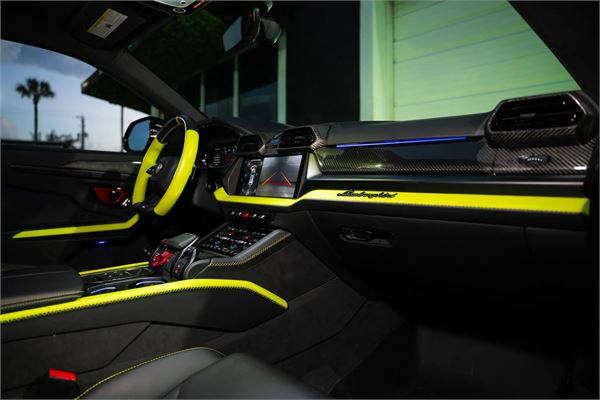 2025 Lamborghini Urus SE in Green - interior photo 16