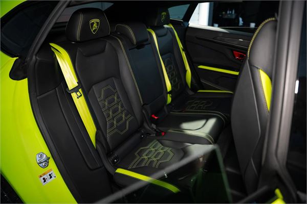 2025 Lamborghini Urus SE in Green - interior photo 20