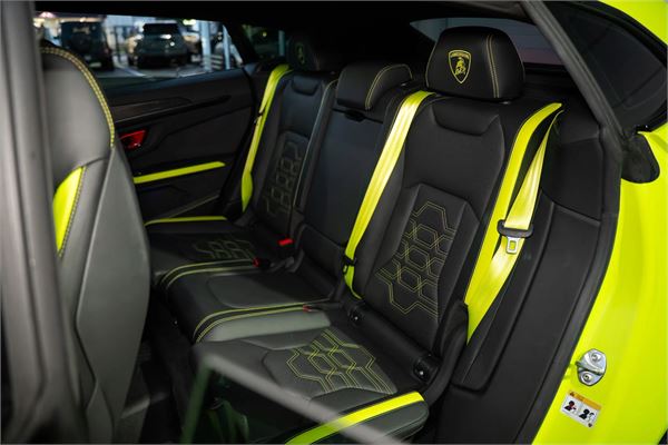 2025 Lamborghini Urus SE in Green - interior photo 21
