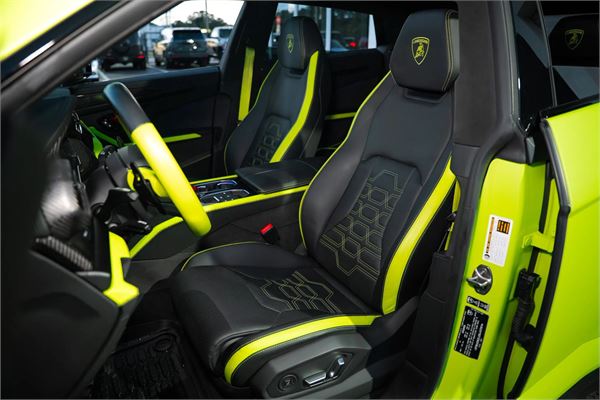 2025 Lamborghini Urus SE in Green - interior photo 18
