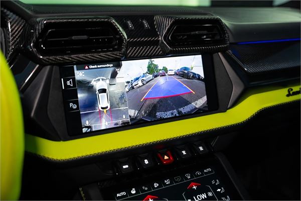 2025 Lamborghini Urus SE in Green - interior photo 14
