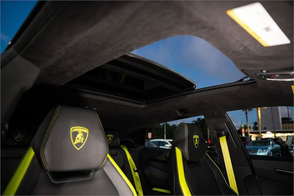 2025 Lamborghini Urus SE in Green - interior photo 17