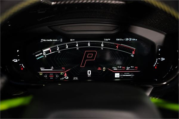 2025 Lamborghini Urus SE in Green - interior photo 24