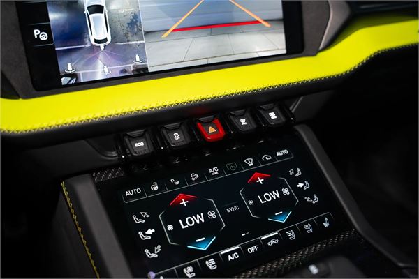 2025 Lamborghini Urus SE in Green - interior photo 15