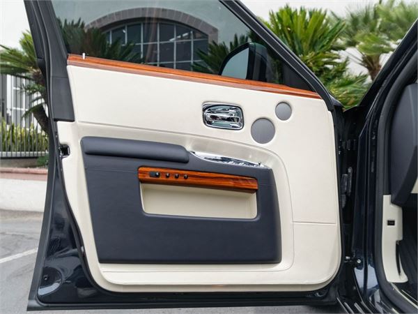 2013 Rolls-Royce Ghost in Midnight Sapphire - interior photo 21