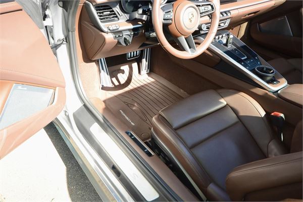 2021 Porsche 911 Targa 4S in GT Silver Metallic - interior photo 18