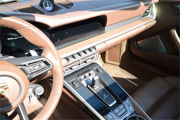2021 Porsche 911 Targa 4S in GT Silver Metallic - interior photo 20