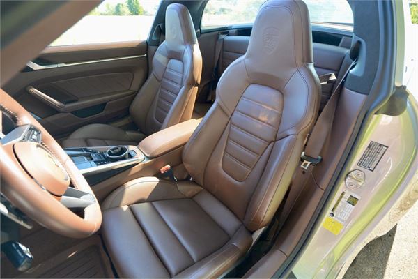 2021 Porsche 911 Targa 4S in GT Silver Metallic - interior photo 17