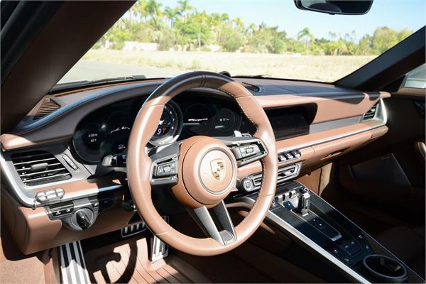 2021 Porsche 911 Targa 4S in GT Silver Metallic - interior photo 15