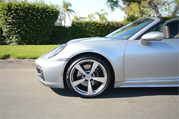 2021 Porsche 911 Targa 4S in GT Silver Metallic - exterior photo 3