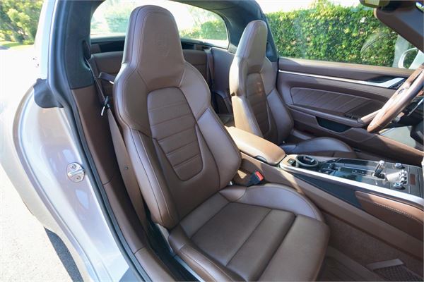 2021 Porsche 911 Targa 4S in GT Silver Metallic - interior photo 23