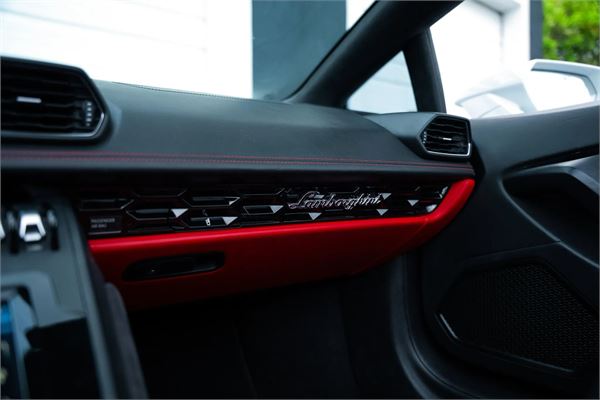 2021 Lamborghini Huracan EVO Spyder LP580-2 in White - interior photo 24
