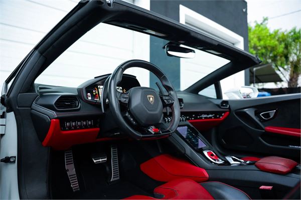 2021 Lamborghini Huracan EVO Spyder LP580-2 in White - interior photo 14
