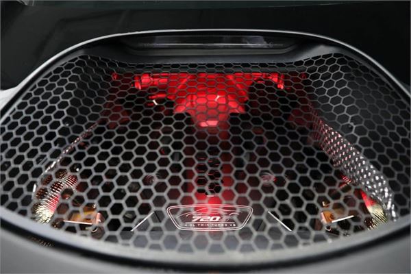 2018 McLaren 720S in Quartz - detail photo 18