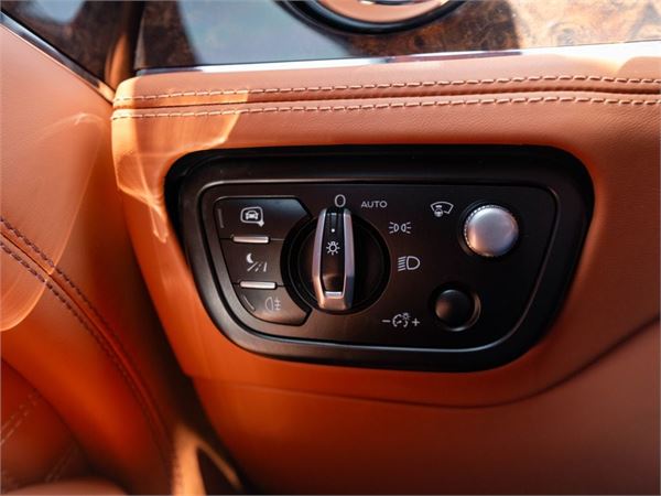 2022 Bentley Bentayga V8 in Glacier White - interior photo 21