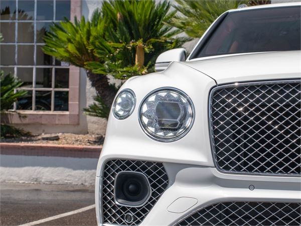 2022 Bentley Bentayga V8 in Glacier White - exterior photo 10