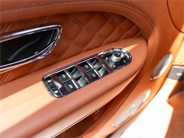 2022 Bentley Bentayga V8 in Glacier White - interior photo 22
