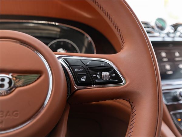 2022 Bentley Bentayga V8 in Glacier White - interior photo 20