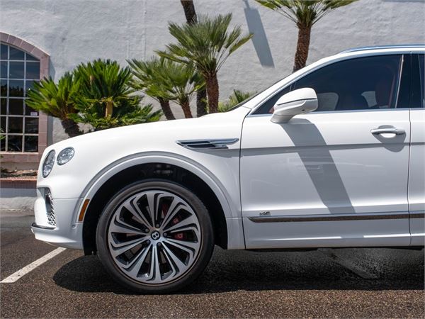 2022 Bentley Bentayga V8 in Glacier White - exterior photo 6