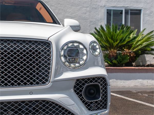 2022 Bentley Bentayga V8 in Glacier White - exterior photo 9