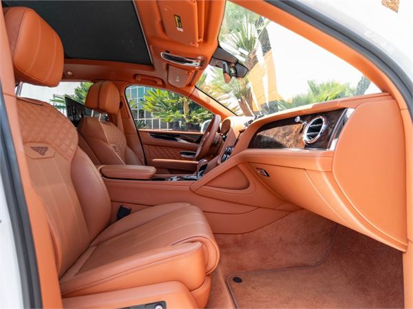 2022 Bentley Bentayga V8 in Glacier White - interior photo 17