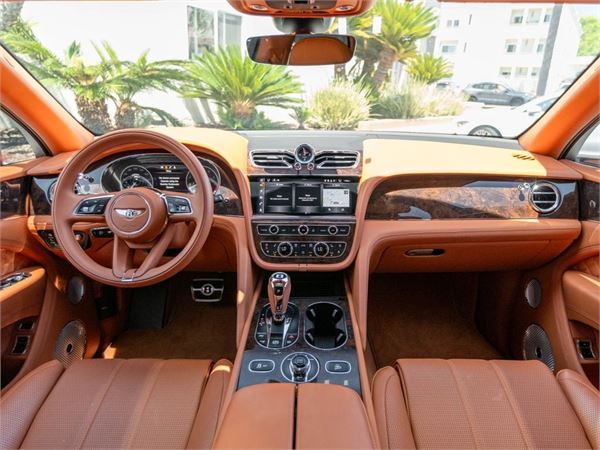 2022 Bentley Bentayga V8 in Glacier White - interior photo 16