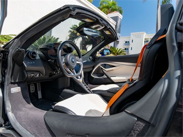 2025 McLaren 750S in Aurora Blue - interior photo 18
