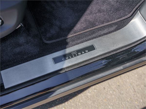 2023 Rolls-Royce Cullinan Black Badge in Black Diamond - interior photo 19
