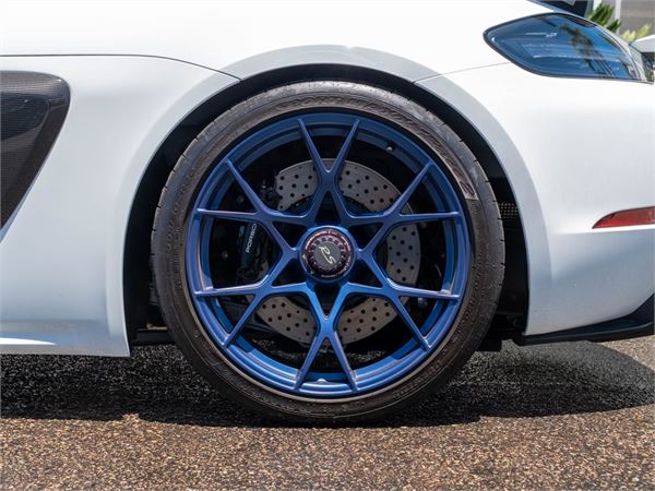 2025 Porsche 718 Cayman GT4 RS Weissach in White - exterior photo 8