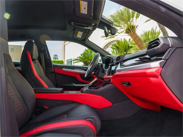 2025 Lamborghini Urus SE in Bianco Monocerus Metallic - interior photo 17