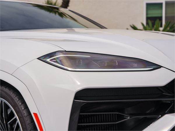 2025 Lamborghini Urus SE in Bianco Monocerus Metallic - exterior photo 10