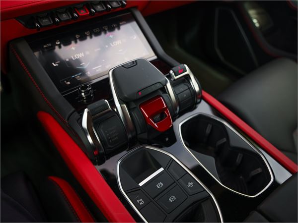 2025 Lamborghini Urus SE in Bianco Monocerus Metallic - interior photo 21