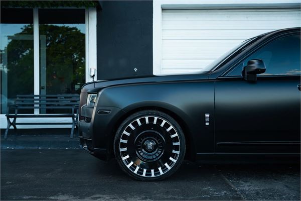2024 Rolls-Royce Cullinan Black Badge in Black - exterior photo 11
