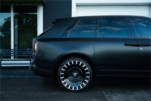 2024 Rolls-Royce Cullinan Black Badge in Black - exterior photo 8