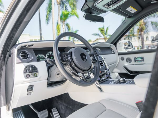 2022 Rolls-Royce Cullinan in Arctic White - interior photo 22