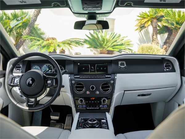 2022 Rolls-Royce Cullinan in Arctic White - interior photo 18