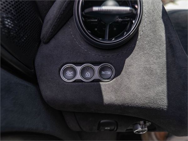 2025 McLaren 750S in Mclaren Orange - interior photo 20