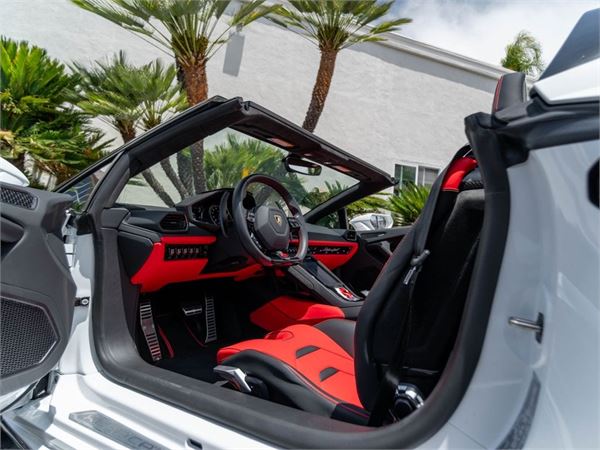 2024 Lamborghini Huracan EVO in Bianco Icarus Metallic - interior photo 15
