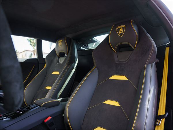 2023 Lamborghini Huracan EVO in Viola Pasifae Metallic - interior photo 23