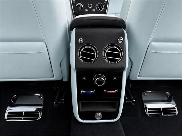2023 Rolls-Royce Cullinan in Selby Grey - interior photo 6
