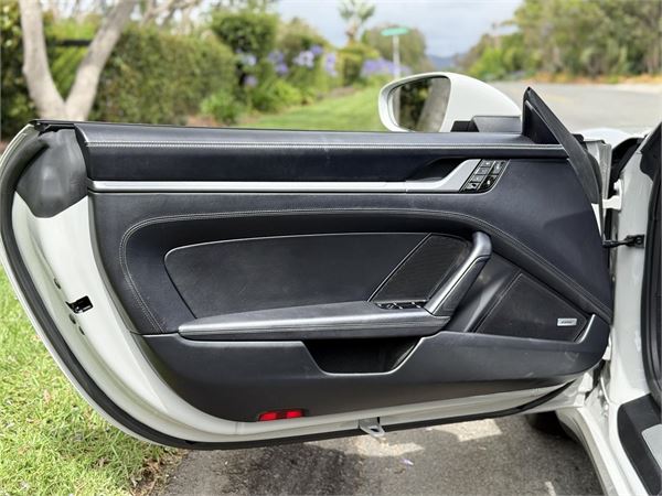 2021 Porsche 911 Targa 4S in Chalk - interior photo 16