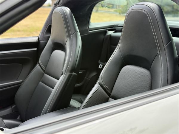 2021 Porsche 911 Targa 4S in Chalk - interior photo 17