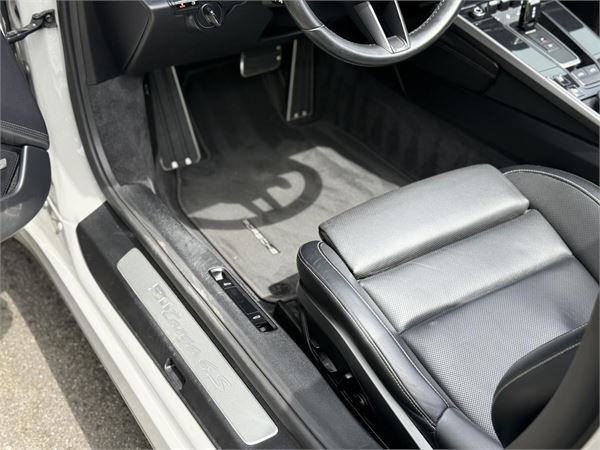 2021 Porsche 911 Targa 4S in Chalk - interior photo 18