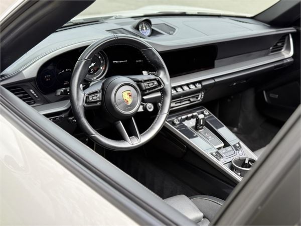 2021 Porsche 911 Targa 4S in Chalk - interior photo 15